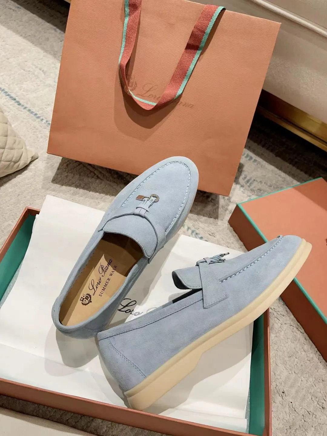 Factory price: 520💰4050 new color. Original purchase, 1⃣️: 1⃣️ folded and developed, Loro Piana professional model to try on feet, quality purchase level, flash sale of common products on the market, welcome to compare, original packaging. Fabric: Imported from Italy🐑High mercerized shearling, Lining: Hand-sewn mark thread in water-dyed cowhide imported from Italy🧵, high-end and elegant. Comfortable on the feet. Size: Women's 35-42 (41, 42) customized, non-returnable, men's 38-45 (46, 47, 48) customized, non-refundable. Fashionable boutiques that you can’t miss, a must-have item